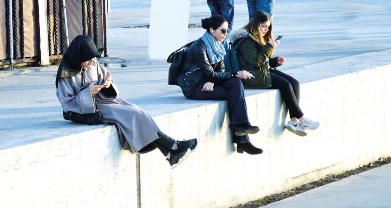 Evde Oturmak İçin Mi Okudum?