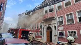 Fatih'te Dergah Binasında Yangın: M&uuml;dahale Başladı