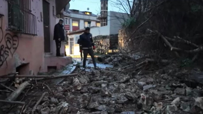 Fatih'te İstinat Duvarı Yıkıldı