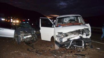 Feci Kaza: İki Ara&ccedil; Kafa Kafaya &Ccedil;arpıştı, 2'si Ağır 6 Yaralı Var