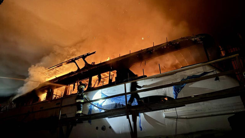 Fethiye'de Tersanede Yangın: Alevler Tekneyi Tamamen Sardı