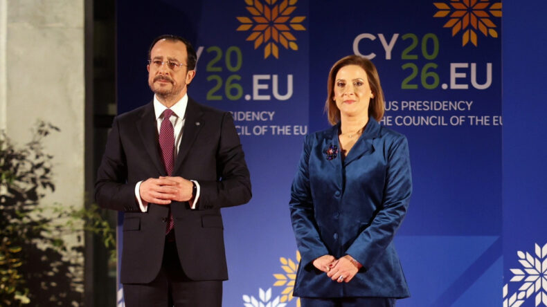 First Lady, Sosyal Medya Baskısı Nedeniyle İstifa Etti