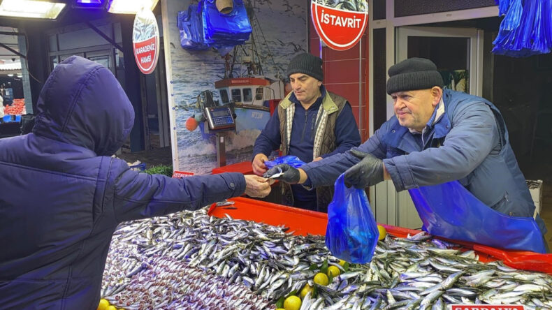 Fırtına Balık Tezgahını Vurdu