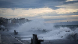 Fırtına Marmara&rsquo;yı Etkisi Altına Aldı: Seferler İptal Edildi