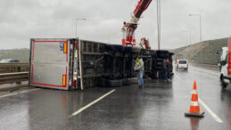 Fırtına Seyir Halindeki Tırları Devirdi