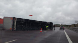 Fırtına Tırını Devirerek Kazaya Neden Oldu