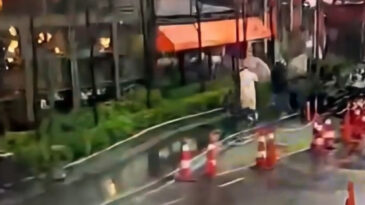 Fırtınada devrilen tabelanın altında kalan kadının yaşam m&uuml;cadelesi s&uuml;r&uuml;yor