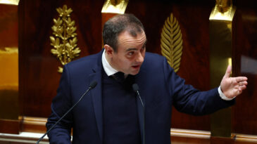 Fransa'da B&uuml;t&ccedil;e Krizi: H&uuml;k&uuml;met Kritik Oylamayı Atlattı