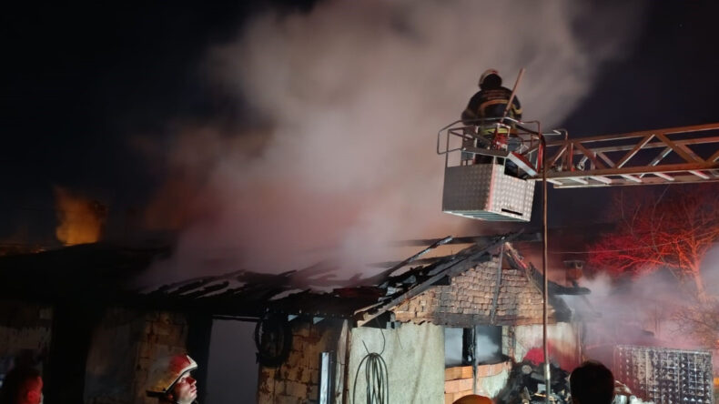 Garaj Yangını: Otomobil ve Motosiklet K&uuml;l Oldu