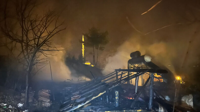 Gece Patlak Veren Yangın Evi Kül Etti