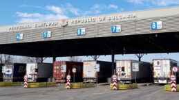 Gizlice getirdikleri altınlar komşuya takıldı