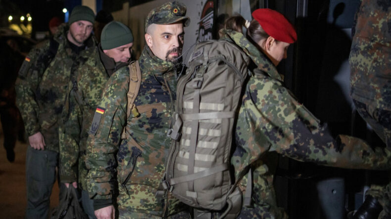 Gr&ouml;nland'da Şaşırtan Gelişme: İlk Geri &Ccedil;ekilecek &Uuml;lke Almanya Oldu