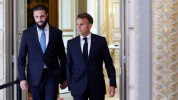 G&uuml;nler Sonra Ortaya &Ccedil;ıktı: Şara G&ouml;r&uuml;şmeye Katılmadı, Macron K&uuml;plere Bindi