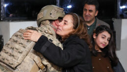 G&uuml;venlik Kulesinde Yeni Yıl S&uuml;rprizi: Asker Ailesiyle Kavuştu