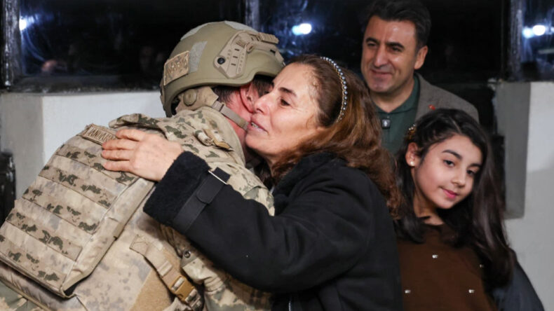 Güvenlik Kulesinde Yeni Yıl Sürprizi: Asker Ailesiyle Kavuştu