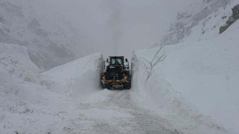 Hakkari-Şırnak Kara Yoluna Çığ Düşmesi: Ulaşım Durdu