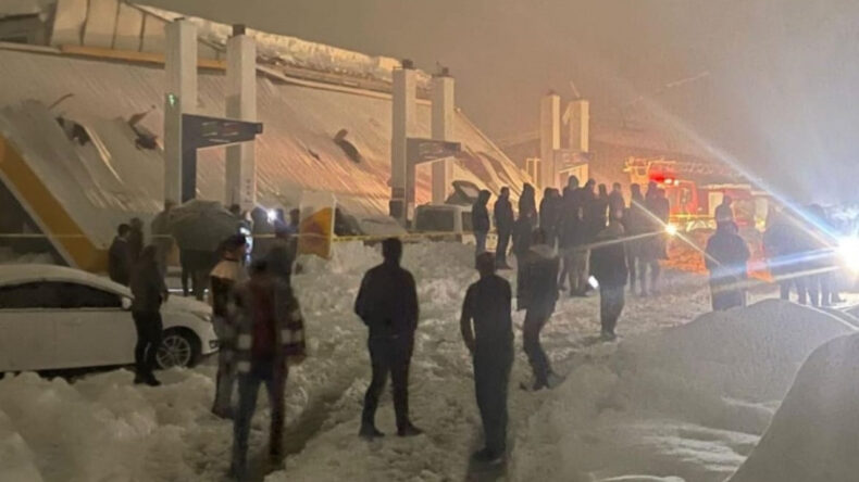 Hakkari'de Petrol İstasyonu &Ccedil;atısının &Ccedil;&ouml;kmesi: Yaralılar Bulunuyor