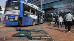 Halk Otob&uuml;s&uuml; Binaya &Ccedil;arptı: &Ccedil;ok Sayıda Yaralı Var