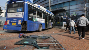 Halk Otob&uuml;s&uuml; Binaya &Ccedil;arptı: &Ccedil;ok Sayıda Yaralı Var