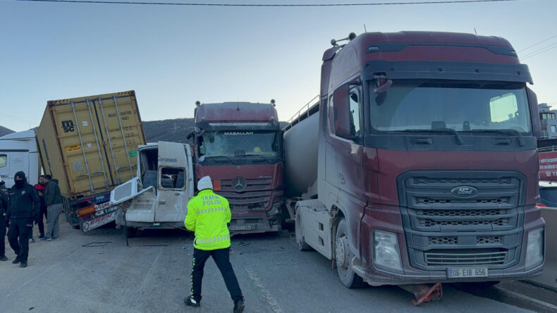 Hatay'da Zincirleme Trafik Kazası: 11 Ara&ccedil; &Ccedil;arpıştı