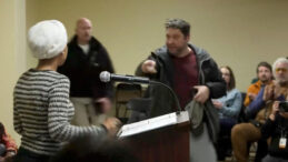 Herkesin &Ouml;n&uuml;nde Siyaset&ccedil;iye Şırınga ile Saldırı