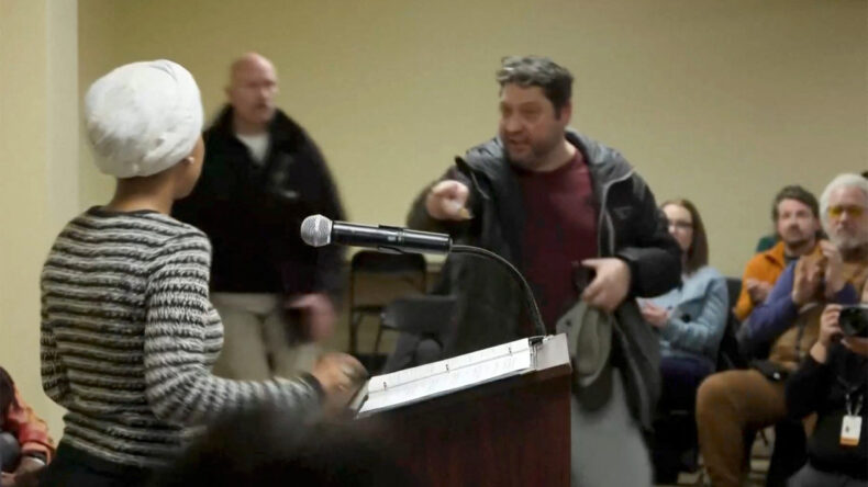 Herkesin &Ouml;n&uuml;nde Siyaset&ccedil;iye Şırınga ile Saldırı