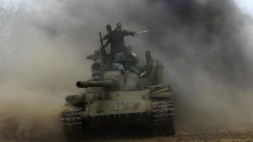 Hızlarını Alamadılar, Başka &Uuml;lkeye Ge&ccedil;ip Askerlerle &Ccedil;atıştılar!