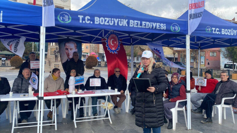 H&uuml;k&uuml;mete Tepki: Emekliler &Ccedil;ay ve Simidi Arar Hale Geldi