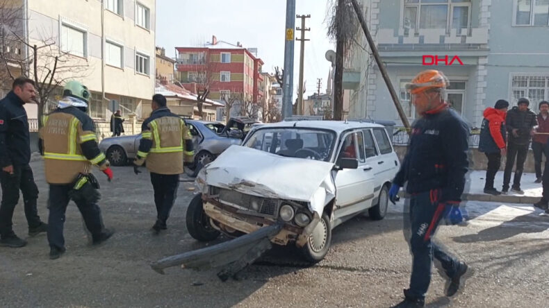 İki otomobil &ccedil;arpıştı, s&uuml;r&uuml;c&uuml; ve eşi yaralandı