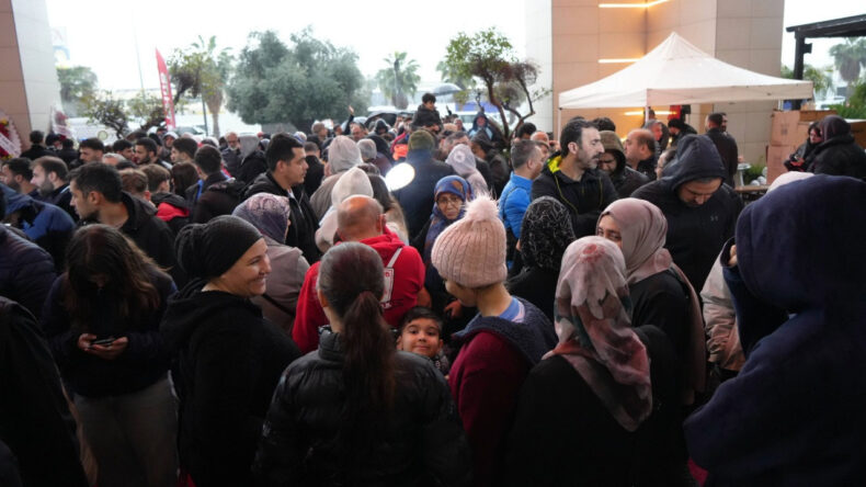 İndirim Y&uuml;z&uuml;nden Uzun Kuyruklar Oluştu: 10 Saat Yağmurda Beklediler