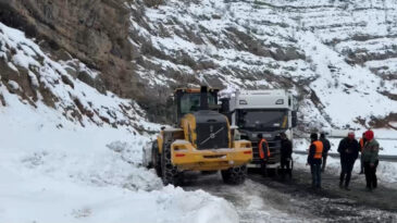 İpek Yolu&rsquo;nda Kar Esareti: Y&uuml;zlerce TIR Mahsur
