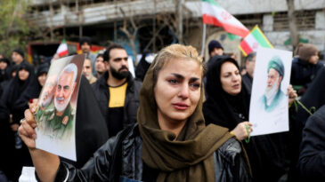 İran'da Şehit Olan G&uuml;venlik G&ouml;revlileri İ&ccedil;in T&ouml;ren D&uuml;zenlendi