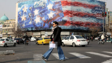 İran'dan Dikkat &Ccedil;eken Pankart