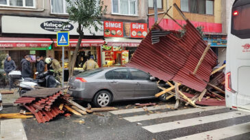 İstanbul Fırtınayla Sarsıldı: &Ccedil;atılar U&ccedil;tu