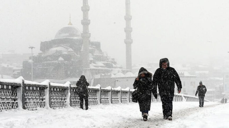 İstanbul İ&ccedil;in Fırtına Uyarısı: Sıcaklıklar 10 Derece D&uuml;şecek