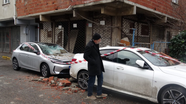 İstanbul'da Balkon &Ccedil;&ouml;kt&uuml;: Ara&ccedil;lar Hasar G&ouml;rd&uuml;