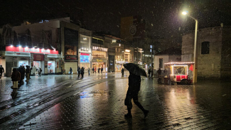 İstanbul'da Beklenen Kar Gece Saatlerinde Başladı