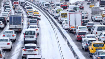 İstanbul'da Kar Yağışı Trafiği Olumsuz Etkiledi: Yoğunluk Y&uuml;zde 81