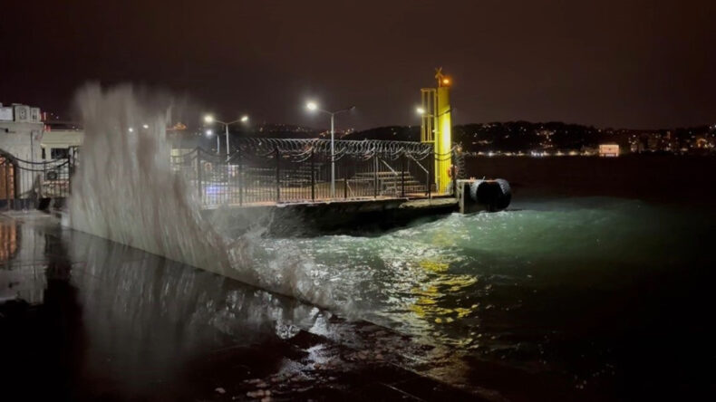 İstanbul'da Şiddetli R&uuml;zgar Etkili Oluyor!