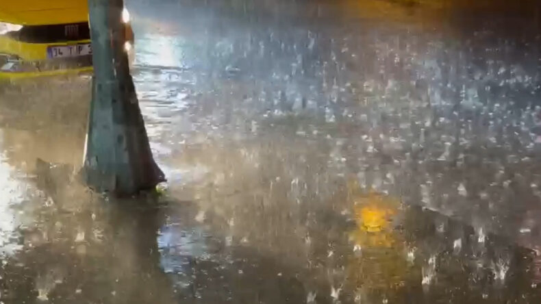 İstanbul'da Şimşekler Geceyi Aydınlattı