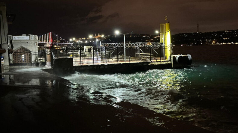 İstanbul&rsquo;da Lodos Sabah Saatlerinde G&uuml;c&uuml;n&uuml; Artırdı