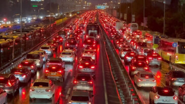 İstanbul&rsquo;da Trafik Yoğunluğu Zirveye Ulaştı