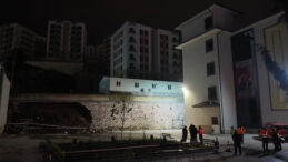 İstinat Duvarının Lise Bah&ccedil;esine &Ccedil;&ouml;kt&uuml;ğ&uuml; Anlar Kameralara Yansıdı