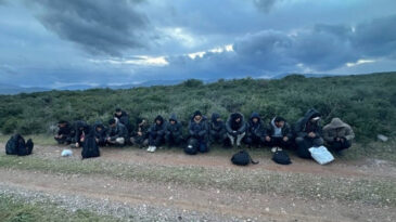 İzmir ve Muğla&rsquo;da, 25'i &ccedil;ocuk, 73 g&ouml;&ccedil;men yakalandı