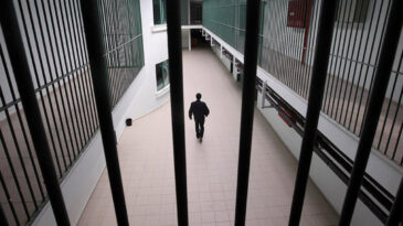 İzmir'de Cezaevinde Saldırı: 2 İnfaz Koruma Memuru Yaralandı