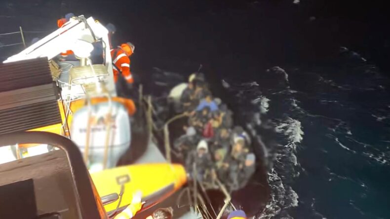 İzmir'de Facia: Kayıp G&ouml;&ccedil;menler İ&ccedil;in Arama &Ccedil;alışmaları Devam Ediyor