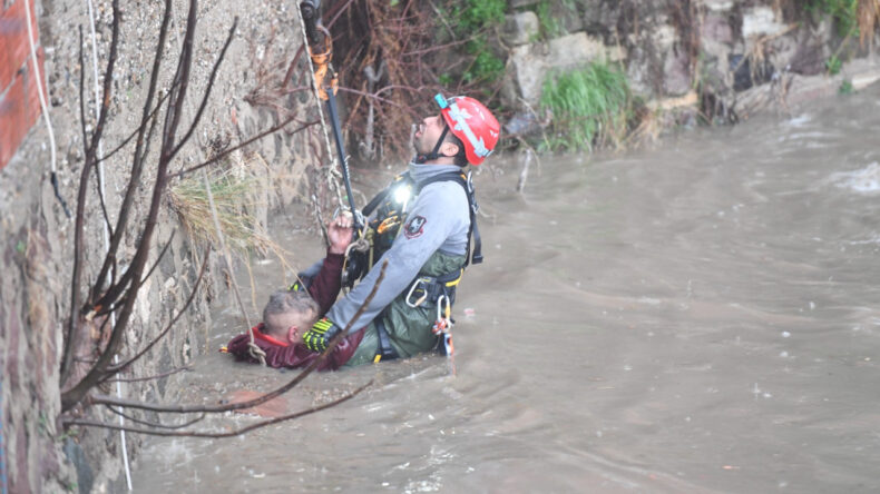 İzmir'de Sağanak Uyarısı: Sular Y&uuml;kseldi, Derede Mahsur Kaldı