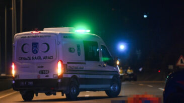 Kafa kafaya trafik kazası: 1 yaşamını yitirdi, 6 yaralı
