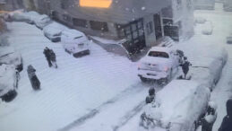 Kağıthane'de Yokuştan Kayan Ara&ccedil;, Kartopu Oynayan &Ccedil;ocuklara &Ccedil;arptı