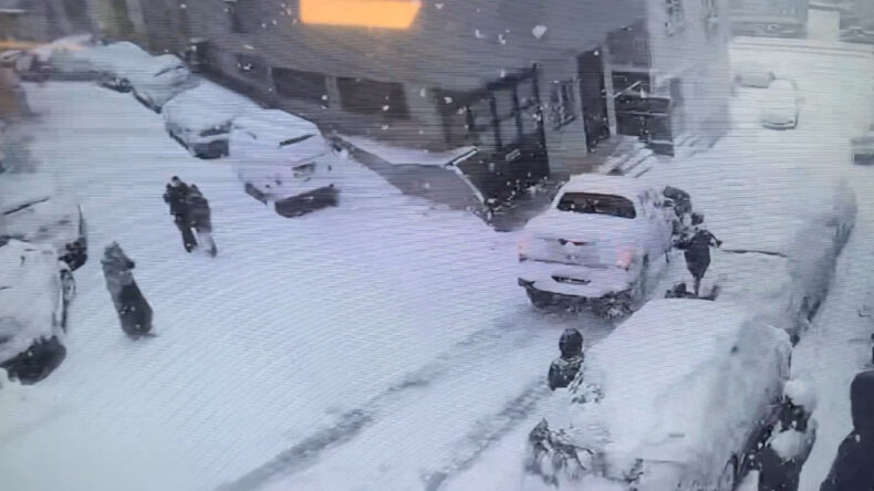 Kağıthane'de Yokuştan Kayan Ara&ccedil;, Kartopu Oynayan &Ccedil;ocuklara &Ccedil;arptı